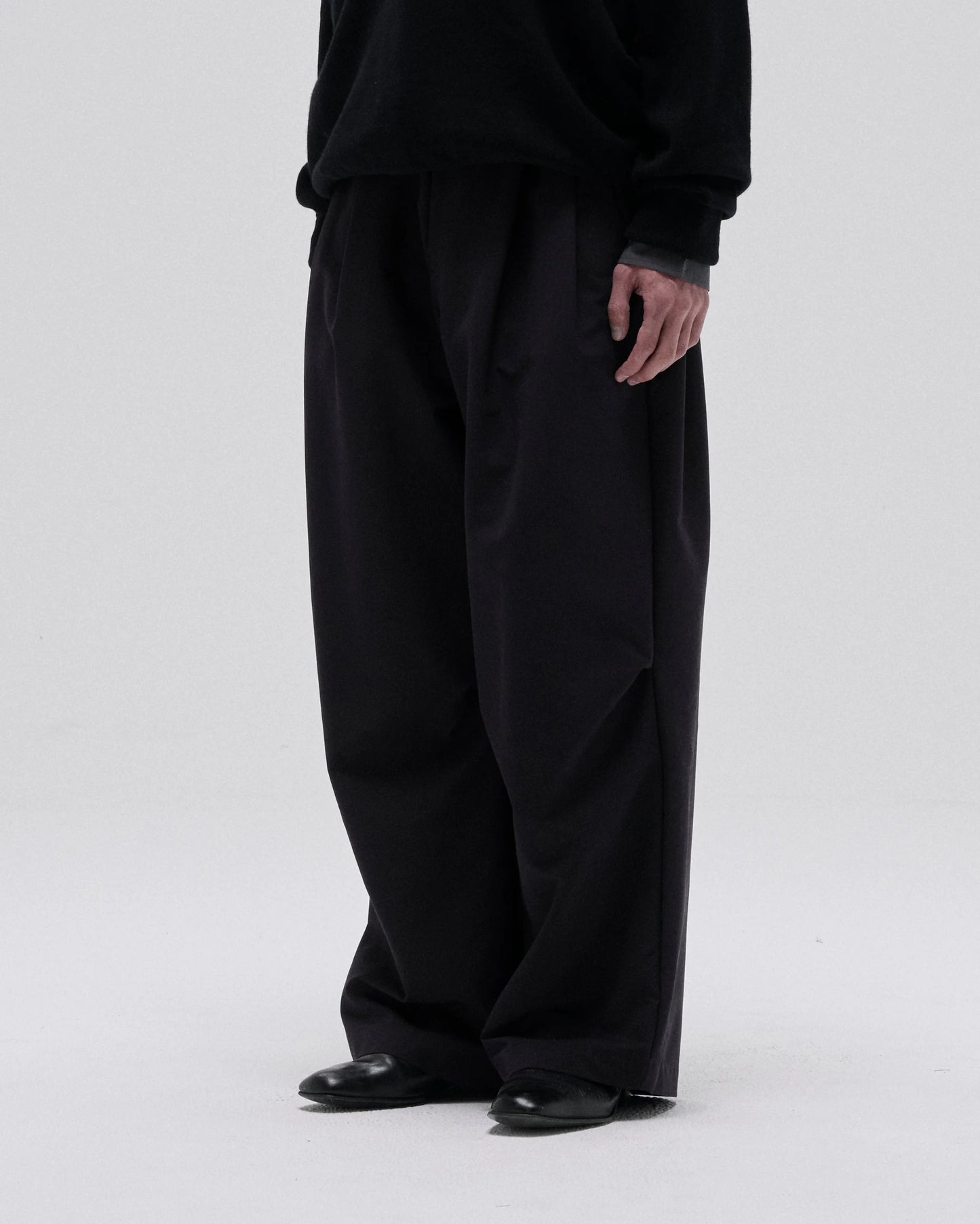SMOOTH TAFTA DRAPE TUCK PANTS
