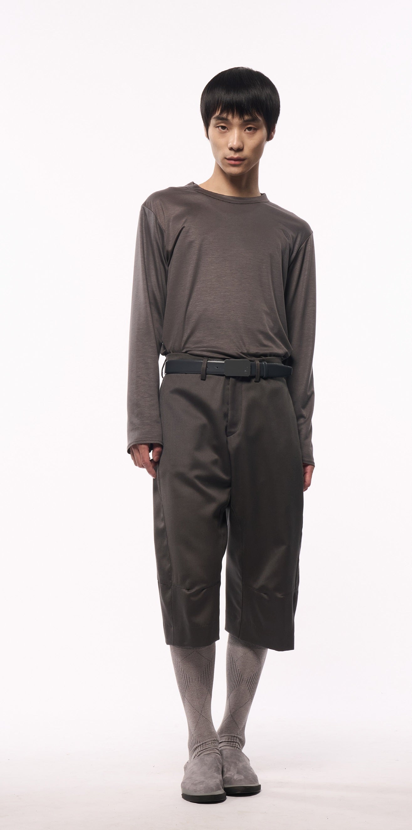 KNEE DARTED FLARE SHORTS