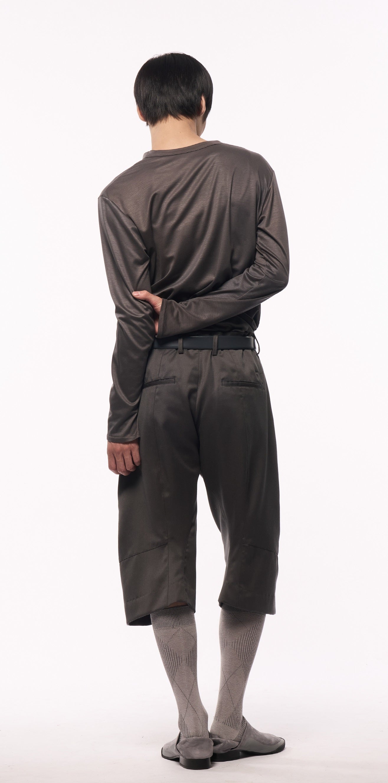 KNEE DARTED FLARE SHORTS