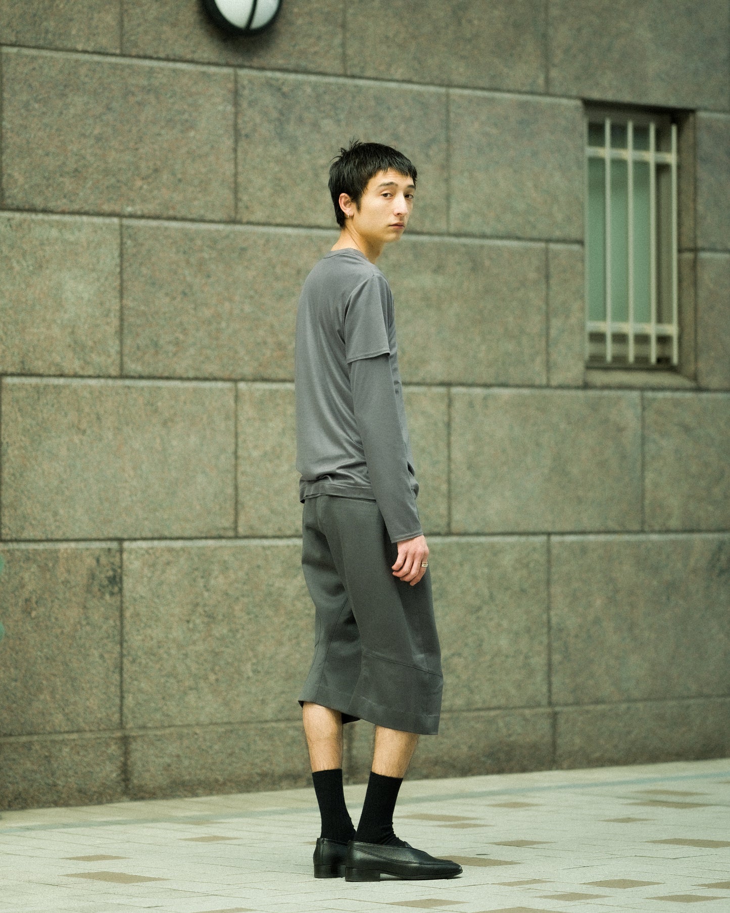 KNEE DARTED FLARE SHORTS