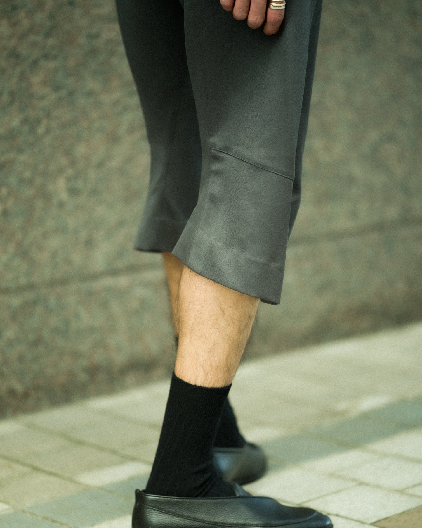 KNEE DARTED FLARE SHORTS