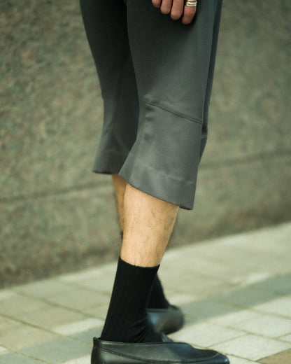 KNEE DARTED FLARE SHORTS