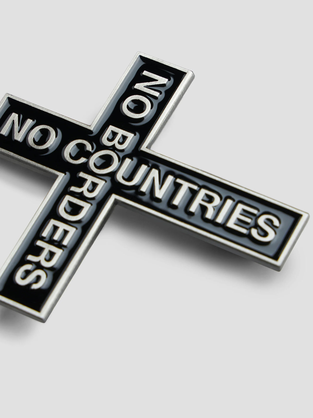 NO BORDERS PIN METAL