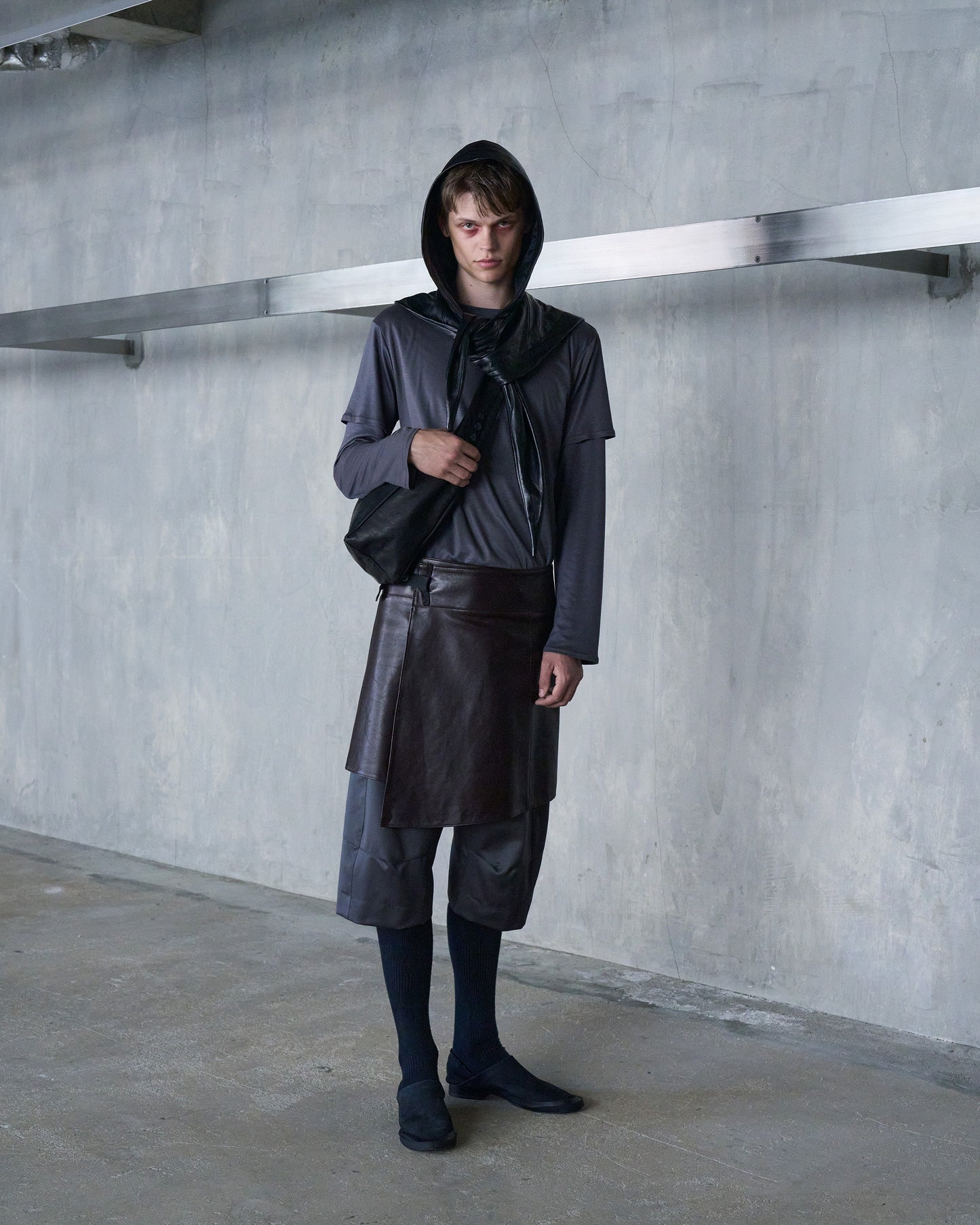 KNEE DARTED FLARE SHORTS